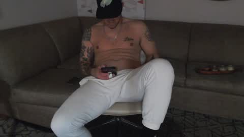 Snapshot of tommy_knuckles chatting on December 22, 11:31 pm Tommy online show from December 22, 11:31 pm