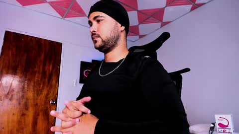 Snapshot of tommy_sccott chatting on February 2, 3:32 am tommy_sccott online show from February 2, 3:32 am