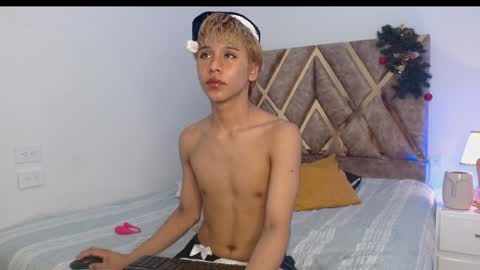 Snapshot of tommyfoxboy chatting on December 24, 5:23 pm Tommy Foxboy online show from December 24, 5:23 pm