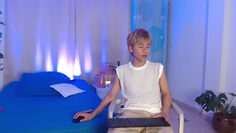 Snapshot of tommyfoxboy chatting on January 4, 1:10 pm Tommy Foxboy online show from January 4, 1:10 pm