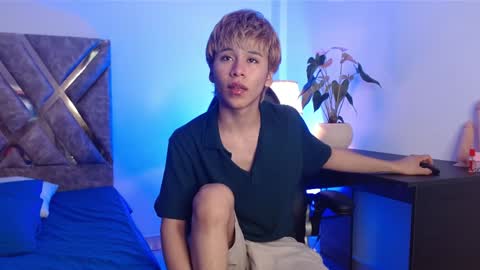 Snapshot of tommyfoxboy chatting on January 19, 2:17 pm Tommy Foxboy online show from January 19, 2:17 pm