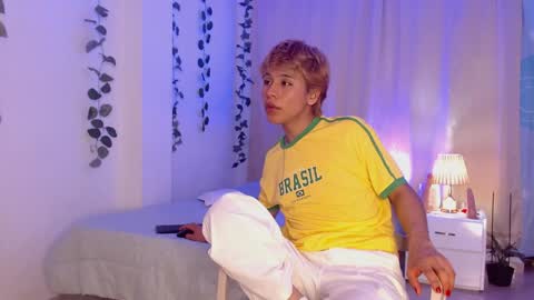 Snapshot of tommyfoxboy chatting on January 21, 11:02 pm Tommy Foxboy online show from January 21, 11:02 pm