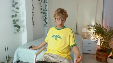 Snapshot of tommyfoxboy chatting on January 31, 1:12 pm Tommy Foxboy online show from January 31, 1:12 pm