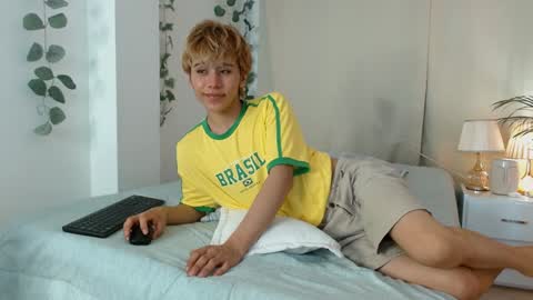 Snapshot of tommyfoxboy chatting on January 31, 4:17 pm Tommy Foxboy online show from January 31, 4:17 pm