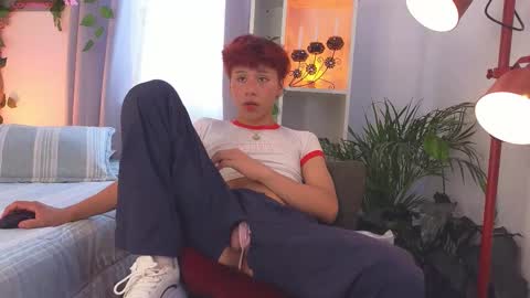 Snapshot of tommyfoxboy chatting on November 3, 12:06 pm Tommy Foxboy online show from November 3, 12:06 pm