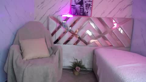 Snapshot of tomoe_b chatting on December 21, 3:25 am leyla online show from December 21, 3:25 am