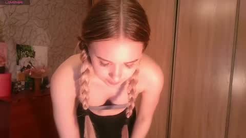 Snapshot of toni_pittmann chatting on May 27, 3:42 pm toni_pittmann online show from May 27, 3:42 pm