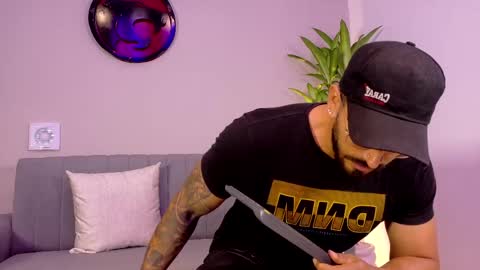 Snapshot of tony_muscle1 chatting on April 24, 7:27 pm tony muscle1 online show from April 24, 7:27 pm