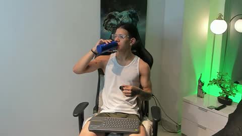 tony_petrov online show from October 18, 8:26 am