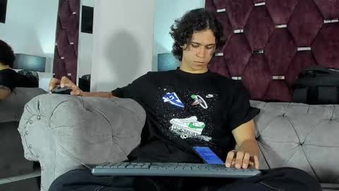 Snapshot of tonybenedetti chatting on April 16, 9:39 pm Tony Benedetti online show from April 16, 9:39 pm