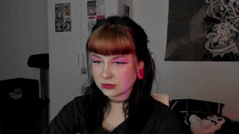 Snapshot of toriayun0 chatting on December 5, 11:18 pm your personal gothic girl check it    online show from December 5, 11:18 pm