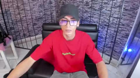 torn_boy online show from May 28, 11:24 pm
