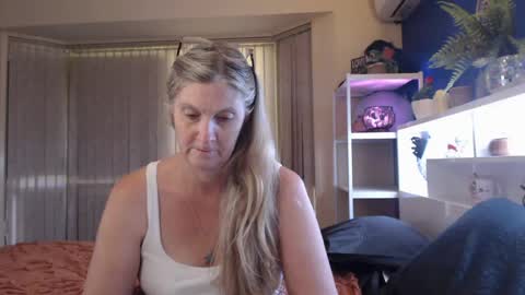 Snapshot of total_aussie_milfs chatting on April 21, 12:01 am Milly online show from April 21, 12:01 am