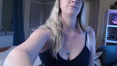 Snapshot of total_aussie_milfs chatting on April 27, 12:30 am Milly online show from April 27, 12:30 am
