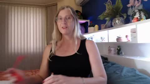 Snapshot of total_aussie_milfs chatting on April 28, 10:59 pm Milly online show from April 28, 10:59 pm