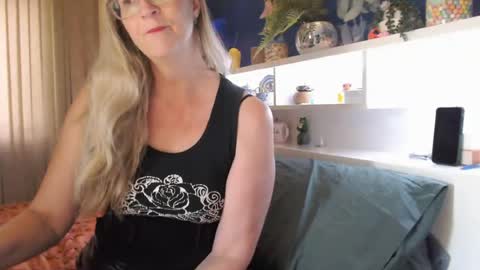 Snapshot of total_aussie_milfs chatting on May 14, 11:22 pm Milly online show from May 14, 11:22 pm