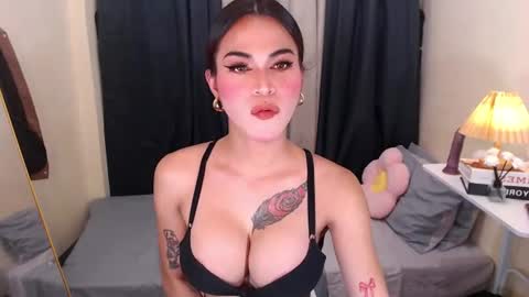 Snapshot of transgoddessselena chatting on June 10, 11:57 pm Selena the real cummer online show from June 10, 11:57 pm
