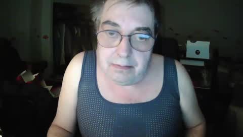 Snapshot of transmtfhello chatting on February 23, 11:04 pm Peter online show from February 23, 11:04 pm