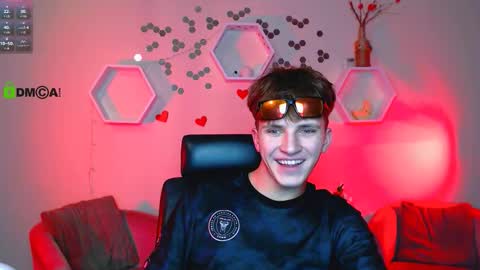 Travis online show from October 15, 7:03 pm