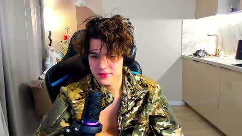 travisrivas online show from December 4, 2:43 am