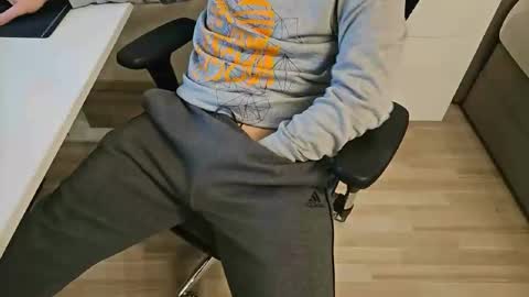 tree1989 online show from January 6, 11:52 pm