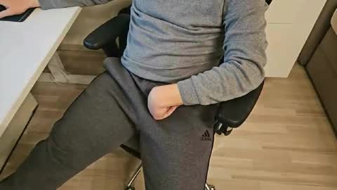 tree1989 online show from February 6, 6:02 pm