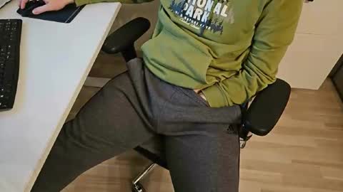 tree1989 online show from February 17, 6:26 pm