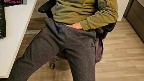 tree1989 online show from September 25, 6:33 pm