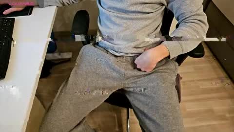 tree1989 online show from March 22, 6:44 pm