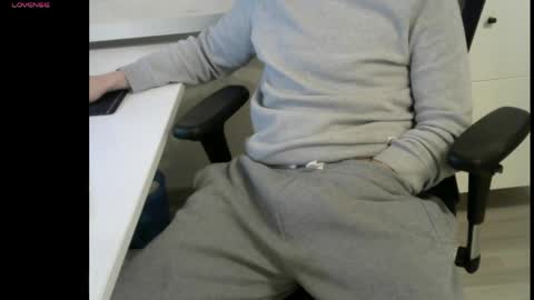 tree1989 online show from March 26, 7:52 pm