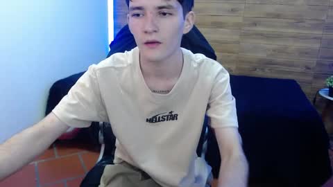 Snapshot of trevor_mob chatting on April 23, 7:38 pm trevor_mob online show from April 23, 7:38 pm