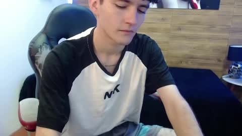 Snapshot of trevor_mob chatting on April 28, 4:34 pm trevor_mob online show from April 28, 4:34 pm