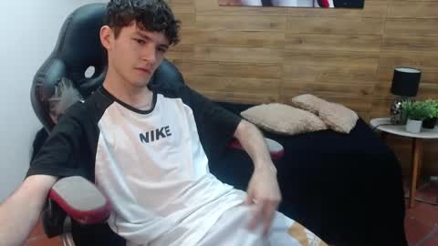 Snapshot of trevor_mob chatting on May 8, 8:25 pm trevor_mob online show from May 8, 8:25 pm