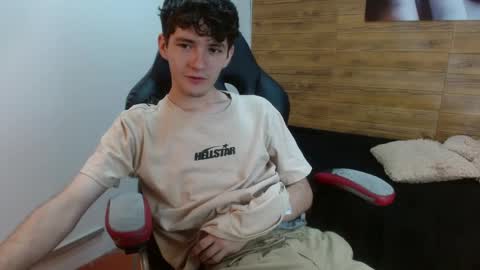 Snapshot of trevor_mob chatting on May 12, 9:23 pm trevor_mob online show from May 12, 9:23 pm
