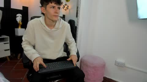 Snapshot of trevor_mob chatting on June 22, 7:11 pm trevor_mob online show from June 22, 7:11 pm