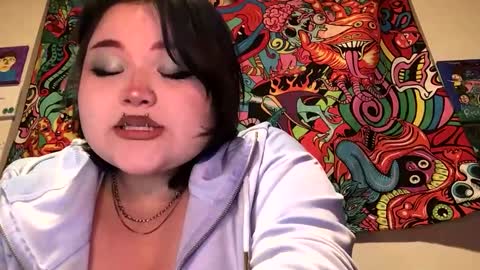 Snapshot of trhothoney chatting on December 9, 2:02 am Trixie online show from December 9, 2:02 am