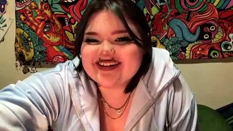 Snapshot of trhothoney chatting on December 9, 5:07 am Trixie online show from December 9, 5:07 am