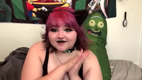 Snapshot of trhothoney chatting on February 21, 9:32 pm Trixie online show from February 21, 9:32 pm