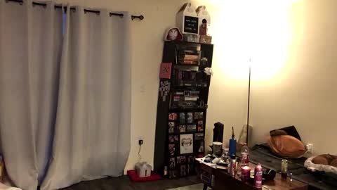 Snapshot of trhothoney chatting on February 28, 12:54 am Trixie online show from February 28, 12:54 am