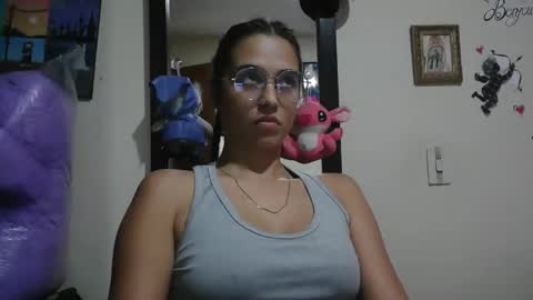 Snapshot of triana_bell chatting on April 21, 2:51 am triana_bell online show from April 21, 2:51 am