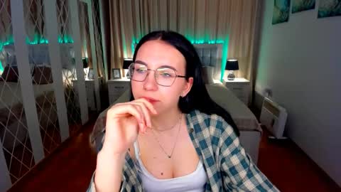 TriciaDaisy online show from May 15, 3:30 pm