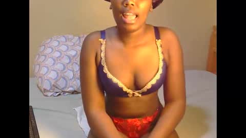 trina_z online show from June 4, 9:54 pm