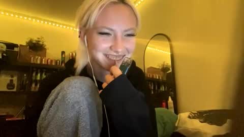 Snapshot of trinasantoro chatting on September 22, 8:00 pm Hey theremy name is Felicia Lets hit 10 Thumbs Up together online show from September 22, 8:00 pm