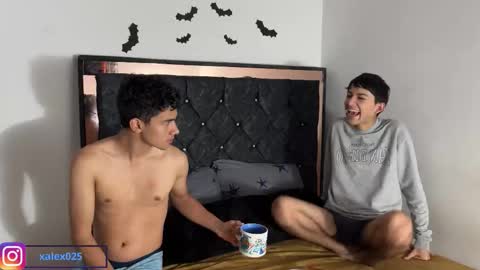 Snapshot of troye_lex chatting on November 22, 8:30 pm troye_lex online show from November 22, 8:30 pm