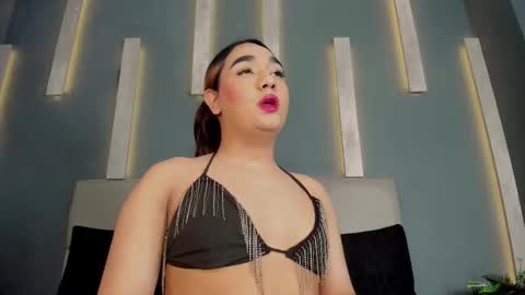  C H L O E online show from February 21, 8:43 pm