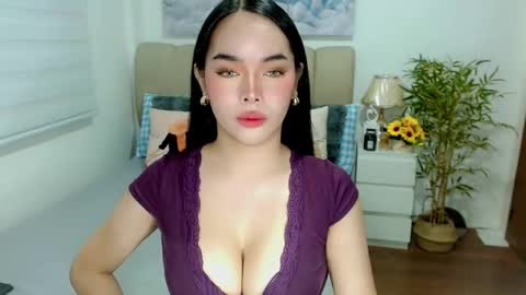 Snapshot of tspearlofasia chatting on January 15, 11:15 am Graciella online show from January 15, 11:15 am