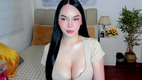 Snapshot of tspearlofasia chatting on April 1, 5:19 am Graciella online show from April 1, 5:19 am