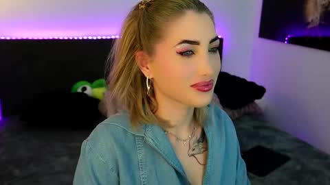 Snapshot of tweety_twist chatting on January 18, 10:24 pm MayCarrey online show from January 18, 10:24 pm