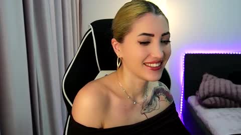 Snapshot of tweety_twist chatting on February 17, 5:59 am MayCarrey online show from February 17, 5:59 am