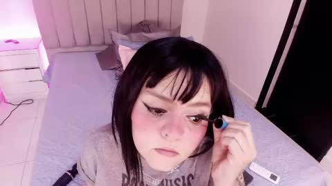 Twiggy online show from July 15, 3:01 am